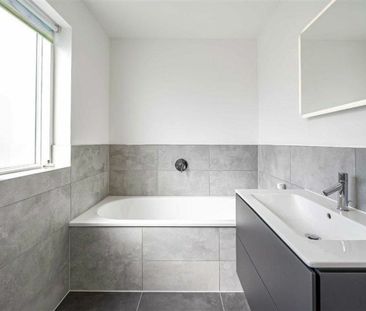 Broom Park, Teddington, TW11 - Photo 1