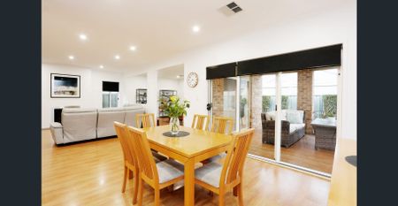 Spacious Family Living with Swimming Pool - Photo 5