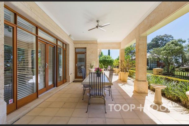 Modern Elegance - Photo 1