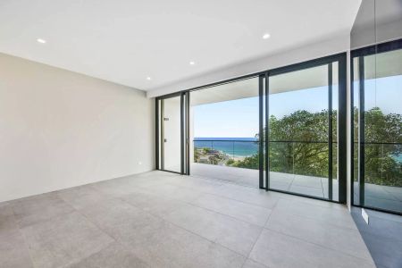 Stylish One-Bedroom Designer Beachside Apartment with Spectacular Views and Secure Parking - 6 Month Lease - Photo 5