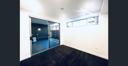 Ground level and spacious!!! - Photo 4