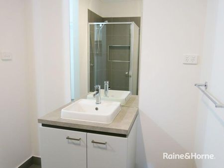 "MODERN 4 BEDROOM FAMILY HOME!" - Photo 3