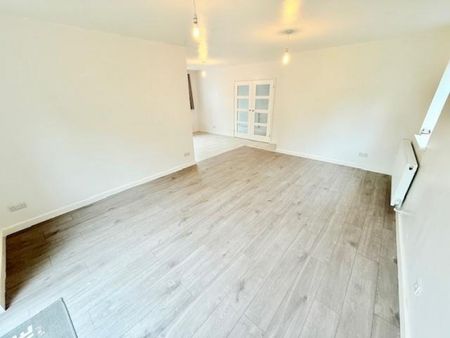 3 bedroom Bungalow To Let - Photo 3
