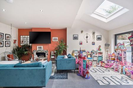 3 bedroom semi-detached house to rent - Photo 2