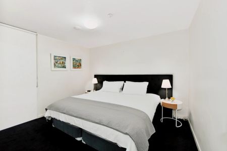 Modern 1-bedroom apartment near Parliament train station - Photo 4