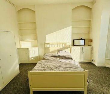 Room in a Shared House, Selhurst Road, SE25 - Photo 1