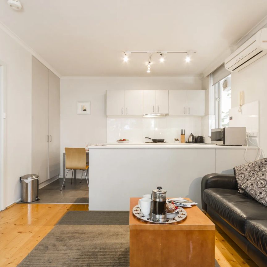 QUALITY BEACH SIDE APARTMENT IN THE HEART OF ST KILDA WITH COURTYARD - Photo 2
