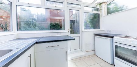 2 Bedroom, 1 bath, 1 reception Flat - Photo 5