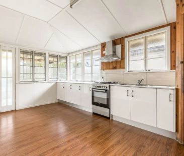 “Spacious 5-Bedroom Home in Prime Toowong Location” - Photo 3