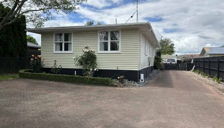 Spacious Family Home in a Quiet Cul-de-Sac - Photo 4