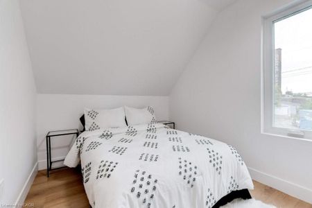 For Lease - 8 Whitfield Avenue, Hamilton, Ontario - Photo 4