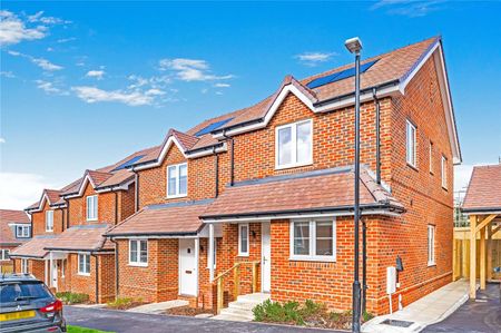 A modern three bed family home with private garden and parking - Photo 5