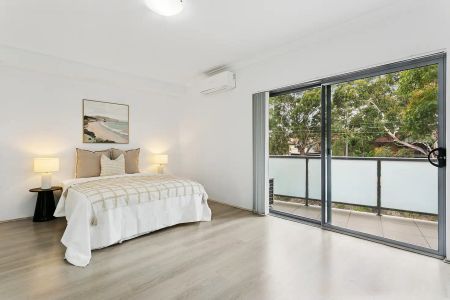“Oversized north facing apartment in a prime locale” - Photo 5