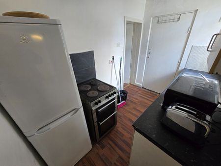 Studio Flat, Sheil Road, L6 - Photo 3