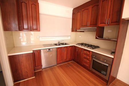 Beautifully Presented Family Home in a Prime Location! - Photo 5