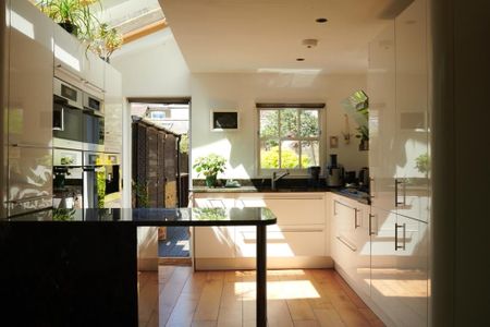 2 Bed Terraced House, Queens Road, SW14 - Photo 3