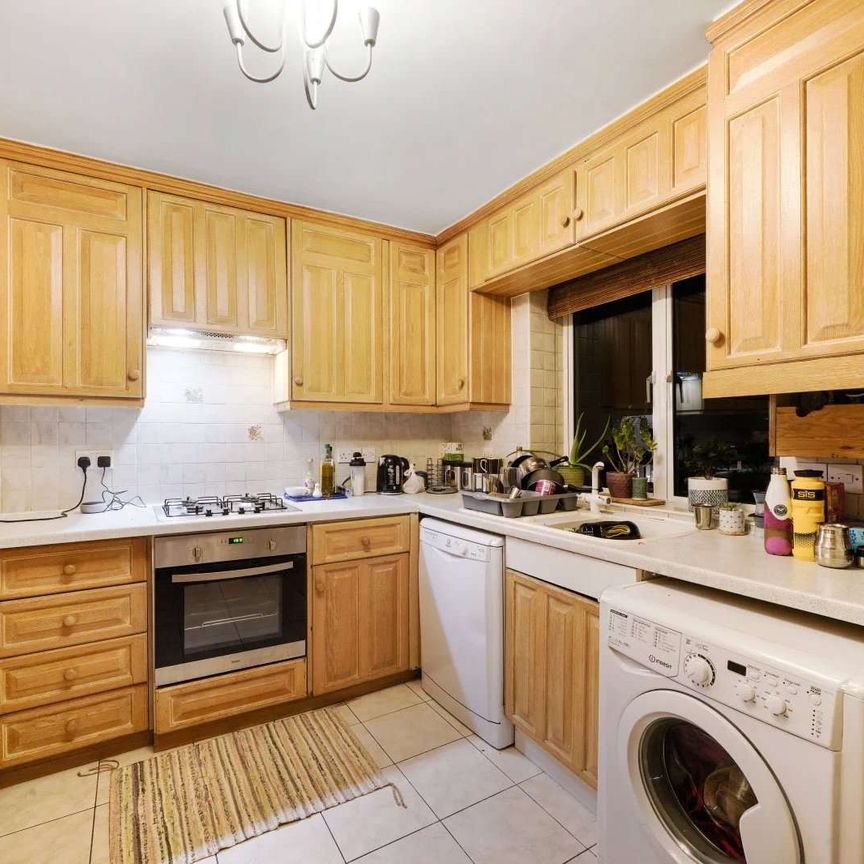 A well‑proportioned one bedroom first floor apartment - Photo 1