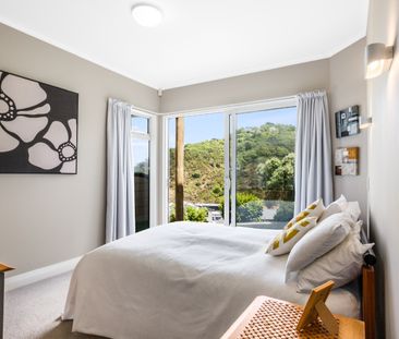 Contemporary Haven with Panoramic Water and City Skyline Views. - Photo 6