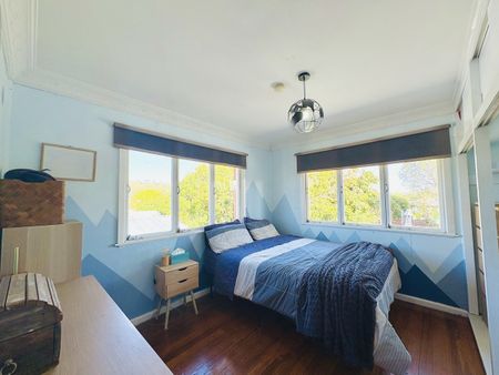 Charming Holland Park West Property with Pool Awaits! - Photo 2