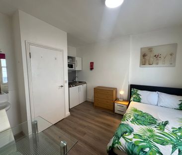 Double Bedsit - Photo 1