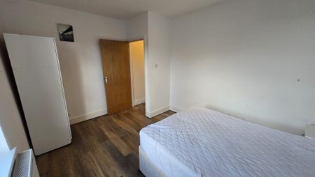 3 bedroom flat to rent - Photo 2