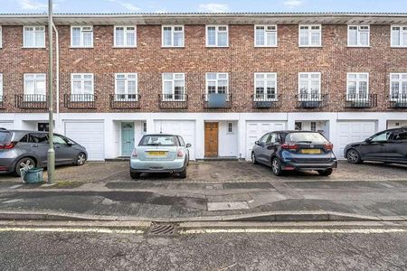 Langley Walk, Woking, Surrey, GU22 - Photo 5