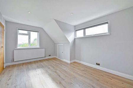 This beautifully refurbished 5/6-bedroom detached home is set in a quiet spot with stunning Chiltern Hills views, offering spacious, light-filled accommodation finished to a high standard. - Photo 4