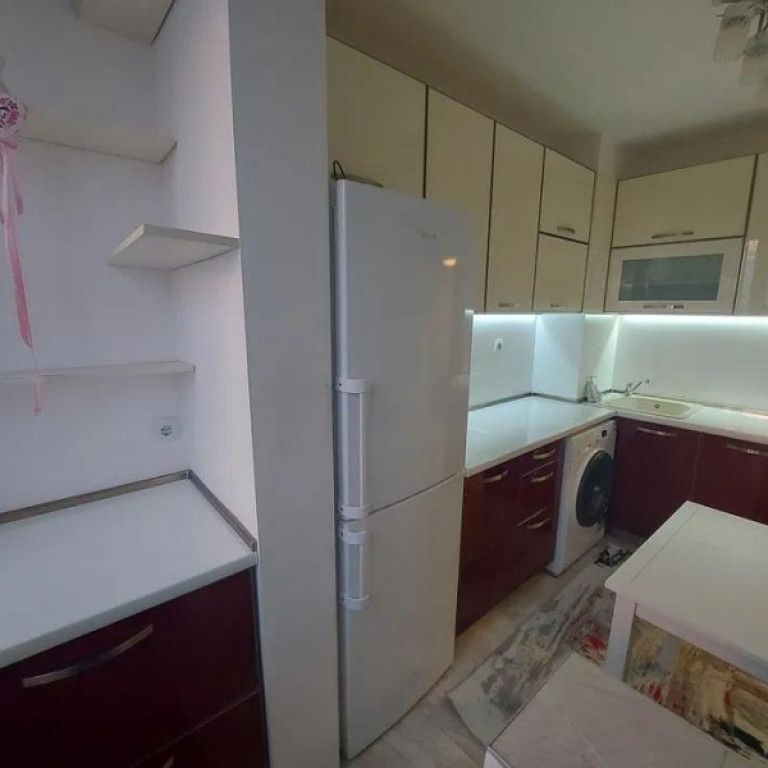 De inchiriat apartament o camera in zona Coresi - Fotografie 1