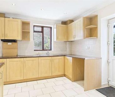 Hind Close, Hainault Chigwell, Essex, IG7 - Photo 2