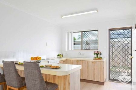 Moderna and comfortable 3 Bedroom gardening included - Photo 4