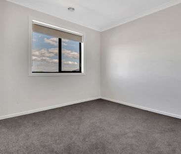 SPACIOUS, LIGHT & BRIGHT FAMILY HOME - Photo 6