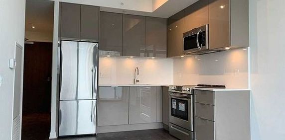 Yonge/Richmond E-Bright Beautiful 1Bdrm+Den 1Bathroom 1Locker - Photo 2