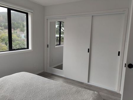 Modern 3-Bedroom Fully Furnished Home – Available - Photo 4