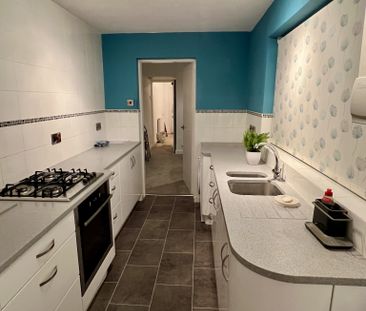 Well Presented 2-Bed Home Close to Local Amenities & Transport Link... - Photo 1