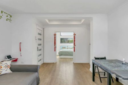 FURNISHED APARTMENT , SENSATIONAL LIVING IN ENVIABLE LOCATION! - Photo 3