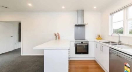 Feilding Flair - Chic, Updated Home with Unmatched Appeal! - Photo 4