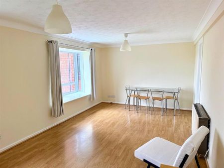 2 bedroom flat to rent - Photo 2