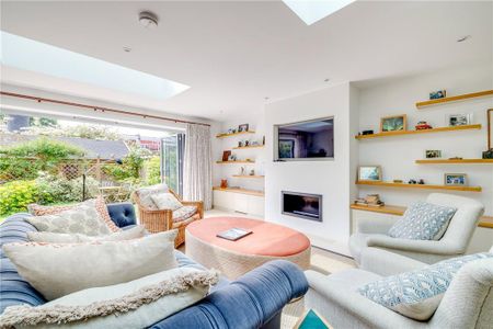 5 bedroom semi-detached house to rent - Photo 2
