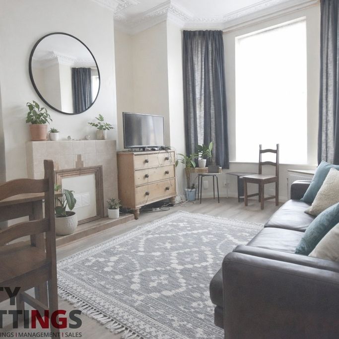 5 Bedroom Mid Terraced House - Photo 1