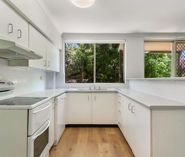 TWO BEDROOM TOWNHOUSE IN QUIET COMPLEX - FRESHLY PAINTED/CARPET/TIM... - Photo 2