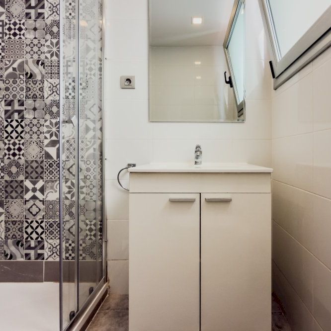 Nice room in Barcelona with single bed - Photo 1