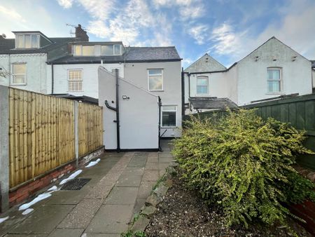 1 bedroom in a house share to rent - Photo 2