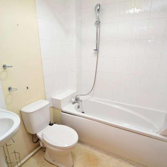 Ashley Cross, BH14 - Photo 1