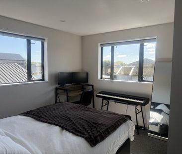 Riccarton – Modern 4 Bed/2 Bath townhouse, Double Garage, Suit Matu... - Photo 3
