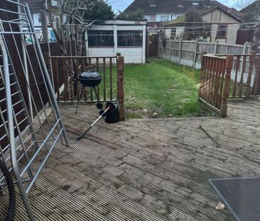 1 bedroom in a house share to rent - Photo 2