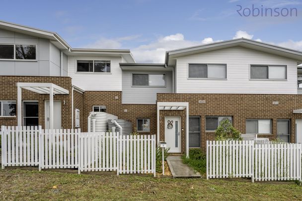 Spacious three bedroom air conditioned townhouse with single garage - Photo 1