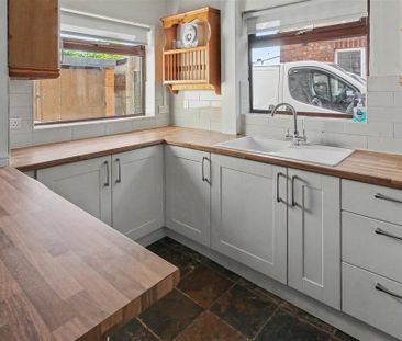 2 bedroom semi-detached house to rent - Photo 6