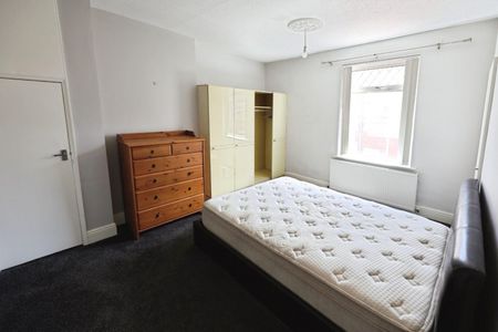 2 bedroom House To Let Total Size: 829 SQ FT - Photo 3