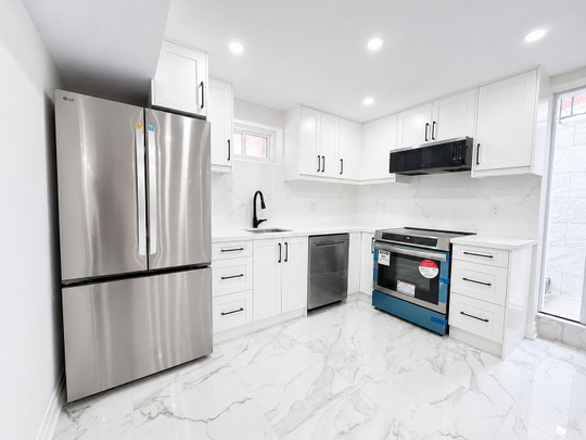 For Lease - 30 Blazing Star Street Unit# B, East Gwillimbury, Ontario - Photo 1