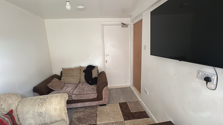 1 bedroom in a house share to rent - Photo 2